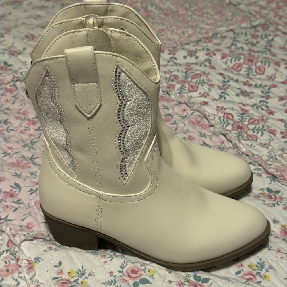 Madden NYC. Girls boots. Western style